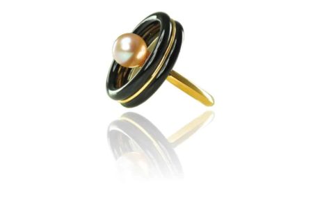 anello in in oro rosa 750‰, con lastre di oro rosa, agata nera e perla coltivata.